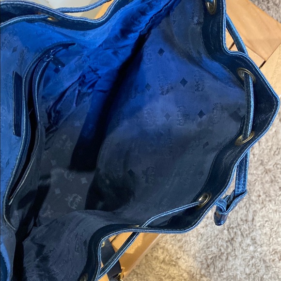 Vintage MCM White and Navy Crossbody Bucket Bag - Picture 7 of 15